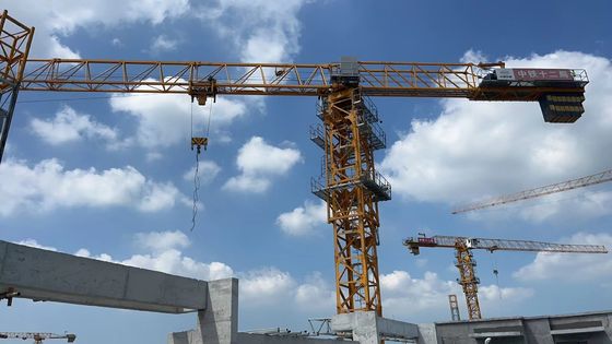 7025 12 toneladas QTZ250 usados torre guindaste com 70m Jib e L68 mastro feito em 2021 ano